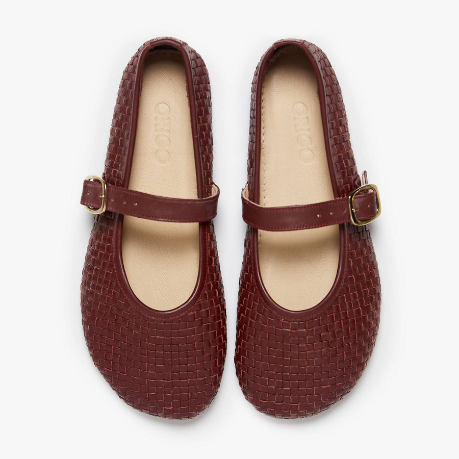 The Intreccio Mary Jane Color barefoot flat Burgundy in a white background 6