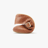The Intreccio Mary Jane Color barefoot flat Caramel in a white background 4