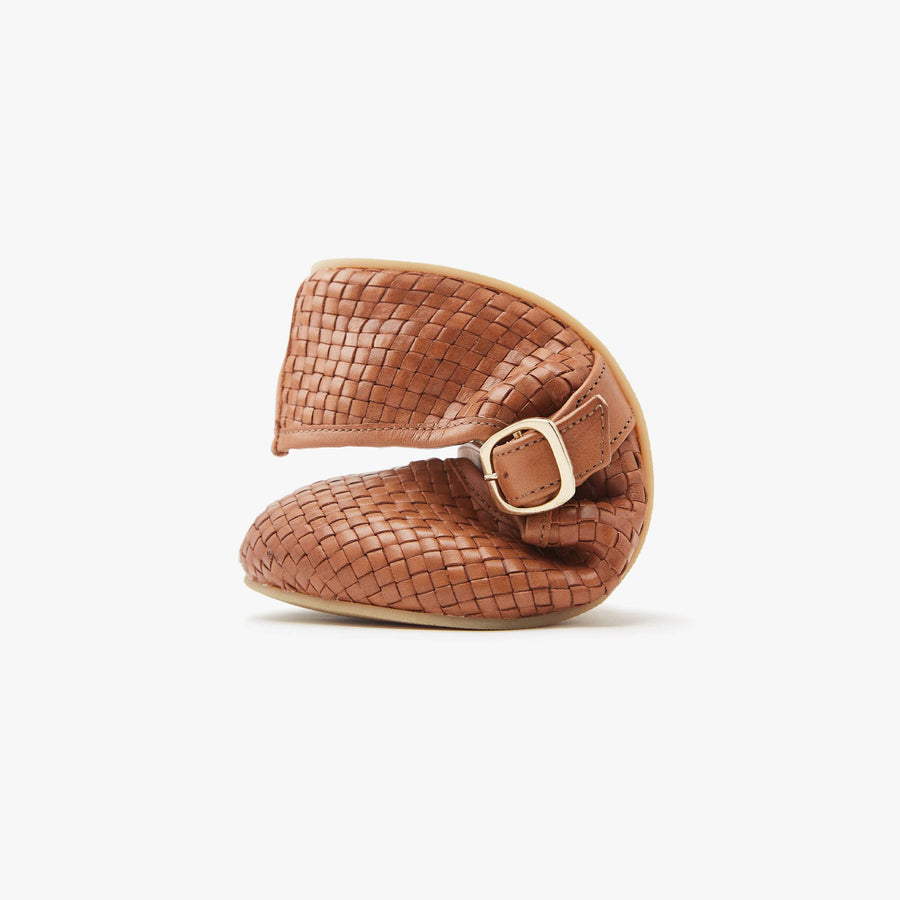 The Intreccio Mary Jane Color barefoot flat Caramel in a white background 4