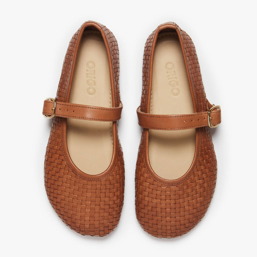 The Intreccio Mary Jane Color barefoot flat Caramel in a white background 5