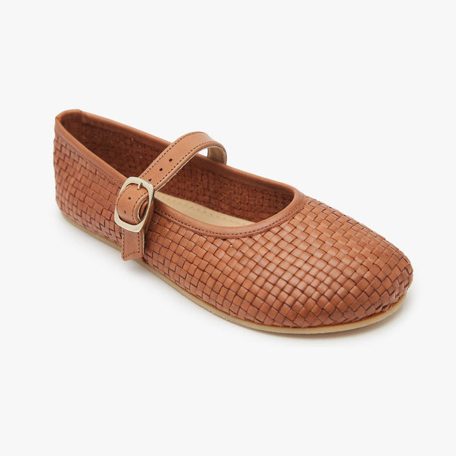 The Intreccio Mary Jane Color barefoot flat Caramel in a white background 1