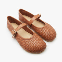 The Intreccio Mary Jane Color barefoot flat Caramel in a white background 6