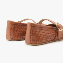 The Intreccio Mary Jane Color barefoot flat Caramel in a white background 3