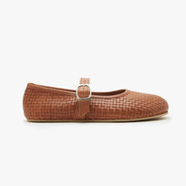 The Intreccio Mary Jane Color barefoot flat Caramel in a white background 2